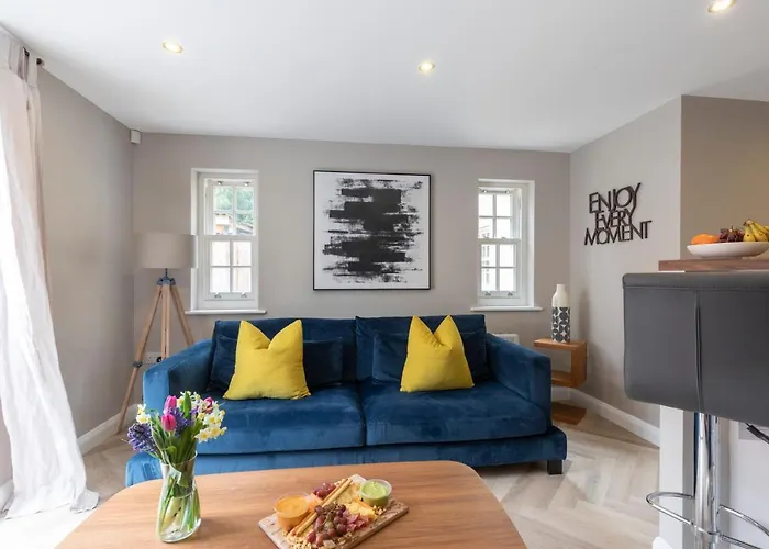 Elliot Oliver - 2 Bedroom Garden Apartment With Parking