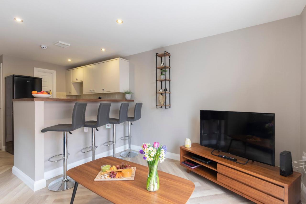 Elliot Oliver - 2 Bedroom Garden With Parking Apartment Cheltenham