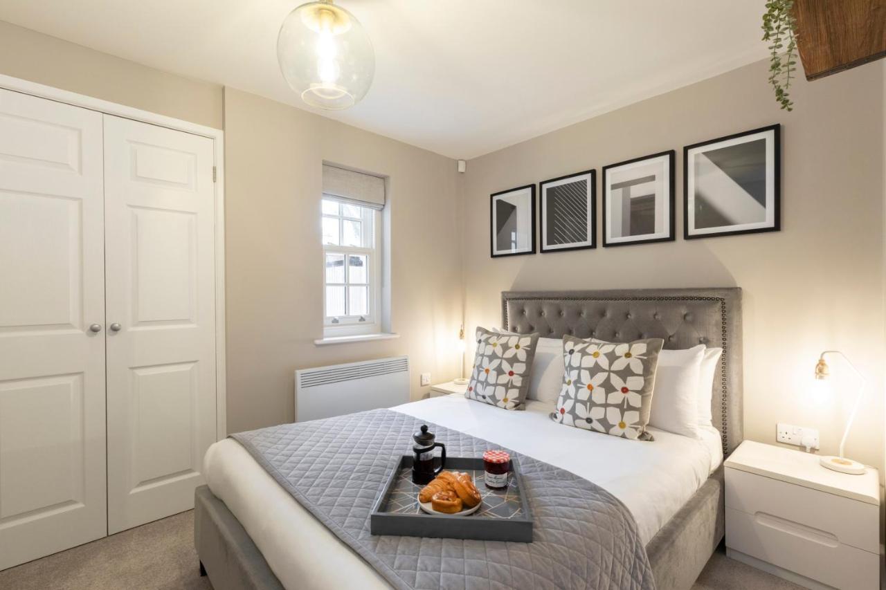 Elliot Oliver - 2 Bedroom Garden With Parking Apartment *